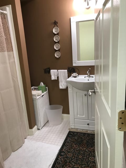 Combined shower/tub, jetted tub, towels, soap