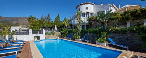 The largest villa in Estepona with amazing views & free bar, parking & jacuzzi.