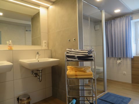 Combined shower/tub, towels