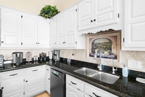 The kitchen features slate appliances, a ceramic cooktop, Keurig & drip coffee.