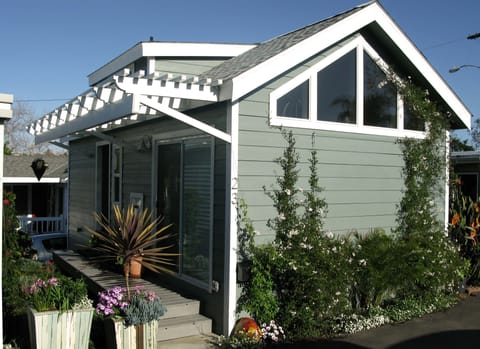 New cottage/mobile home located in Encinitas, CA just one block from the beach!