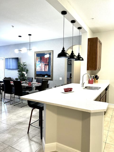 Private kitchen | Fridge, microwave, oven, stovetop