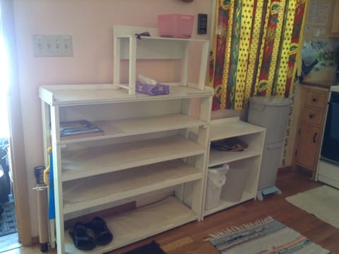 Upon entering, please remove your shoes and place in shoe rack. Thanks!