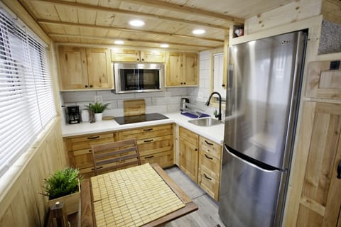 Private kitchen | Fridge, microwave, stovetop, coffee/tea maker