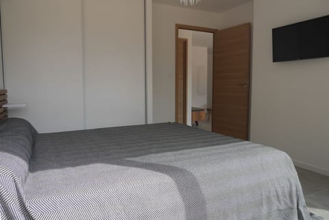 4 bedrooms, in-room safe, iron/ironing board, free WiFi