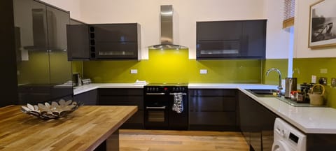 New, fully-equipped kitchen