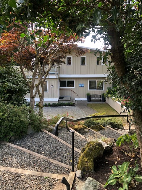 House entry from upper parking