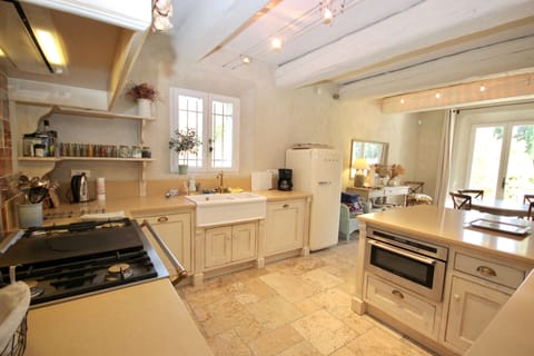 Well-equipped kitchen, Lacanche oven, dishwasher and Dietrich microwave/oven