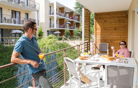 Take in the sun and have coffee on the furnished balcony.