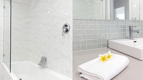 Combined shower/tub, towels