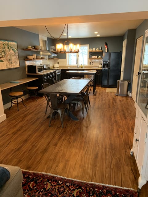 Dining table and bar top seat 8. Share ski stories around the table!