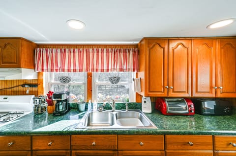 Fridge, stovetop, coffee/tea maker, highchair