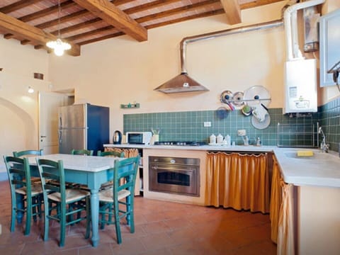 The fully equipped kitchen