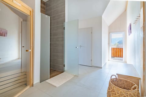 Wellness with sauna and shower.