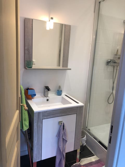 Combined shower/tub, hair dryer, towels, soap