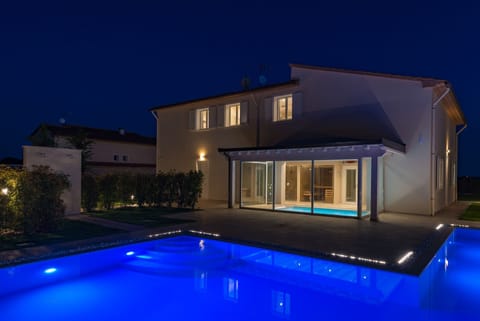 House, Property, Home, Swimming Pool, Architecture, Lighting, Building, Real Estate, Villa, Estate