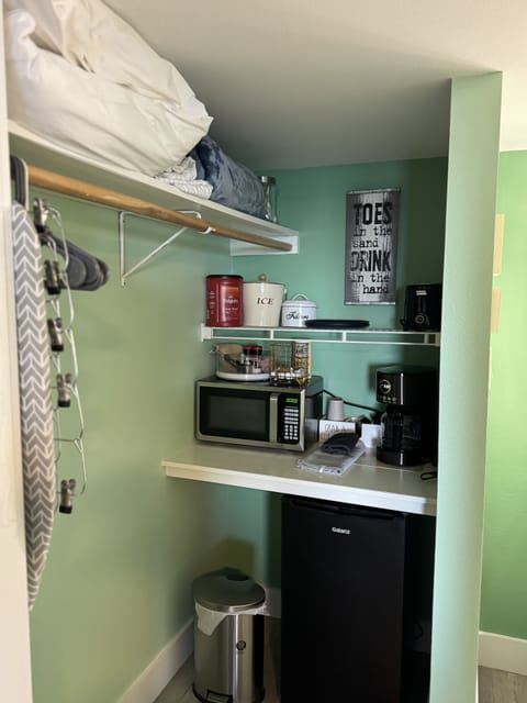 Fridge, microwave, dishwasher, coffee/tea maker