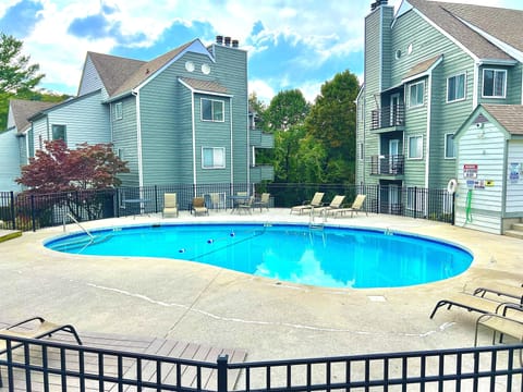 Chair, Neighborhood, Pool, Water, Swimming Pool