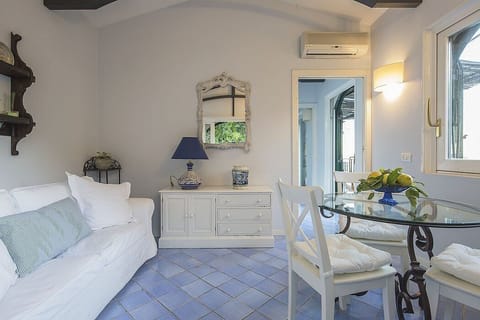 Villa Albarosa C: An elegant and welcoming apartment built on the sloping cliff in front of the sea, with Free WI-FI. House in Vietri sul Mare