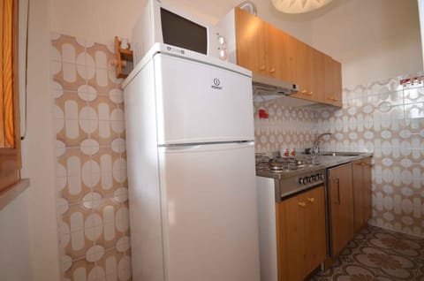 Fridge, microwave, stovetop, cookware/dishes/utensils