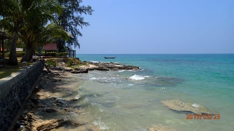 Beach nearby, sun loungers, beach towels