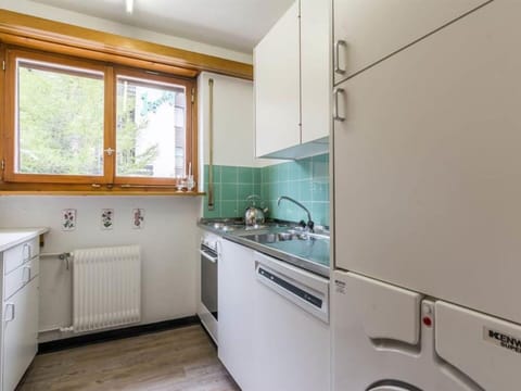 Cabinetry, Kitchen Sink, Tap, Sink, Countertop, Window, Kitchen, Building, Interior Design, Plumbing Fixture