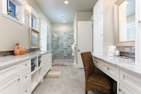 Combined shower/tub, jetted tub, hair dryer, towels