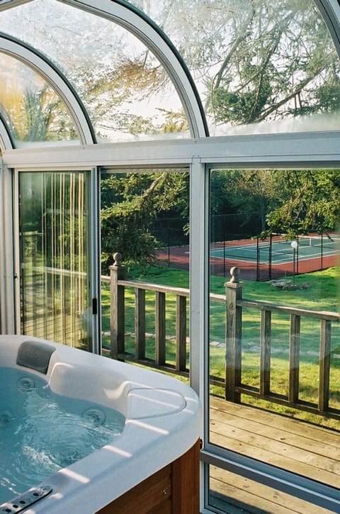 Indoor spa tub