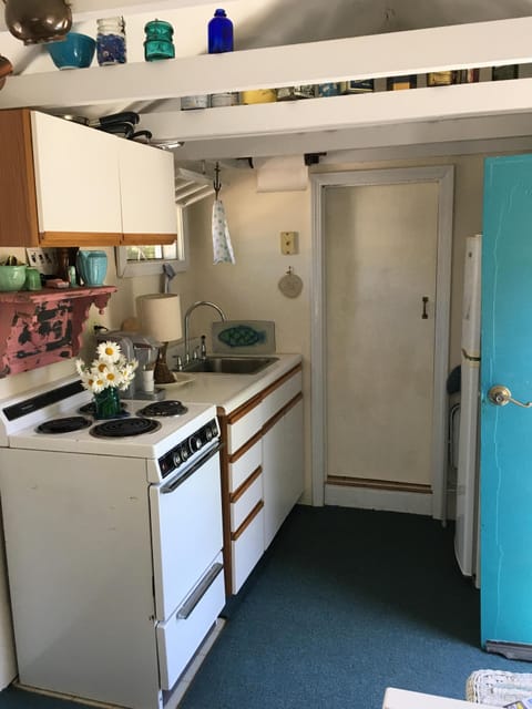 Full-size fridge, microwave, coffee/tea maker, blender