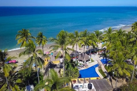 Beach nearby, sun loungers, beach towels