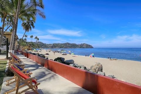 Beach nearby, sun loungers, beach towels