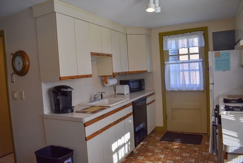 Two bedroom sleeping 6 with central air conditioning House in Dennis Port
