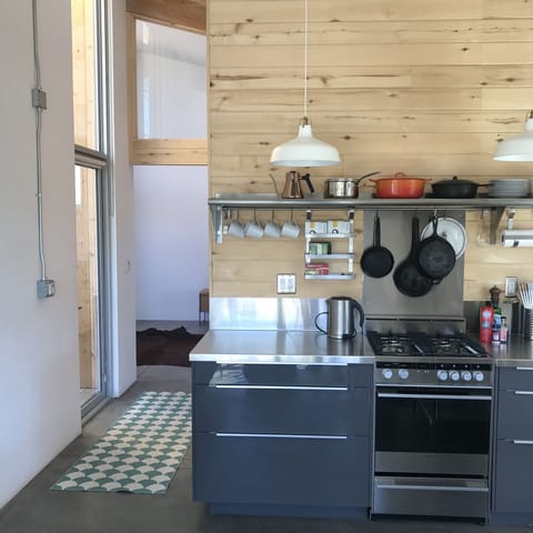 Fridge, oven, stovetop, coffee/tea maker