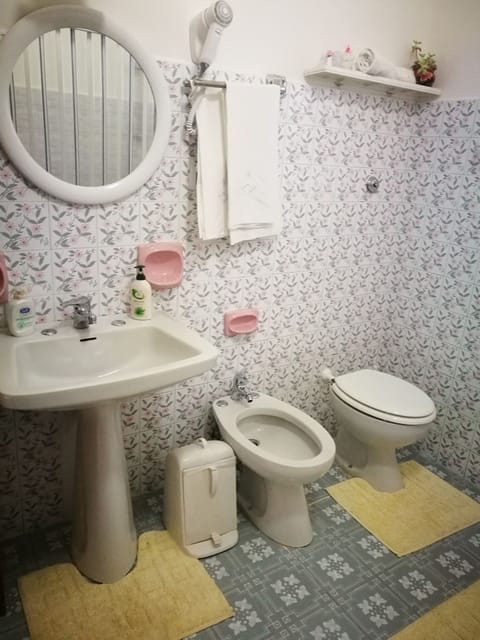 Combined shower/tub, hair dryer, shampoo, toilet paper