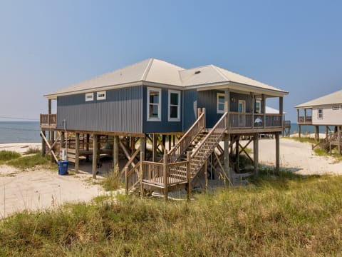 you can see the gulf of mexico beach in this picture