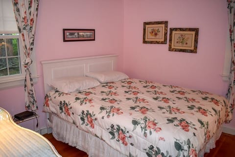 Clean and cute home 3 bedroom, 2 bath house less than 1 mile to beaches House in West Dennis