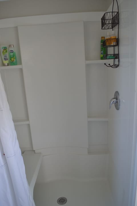 Combined shower/tub, towels, toilet paper