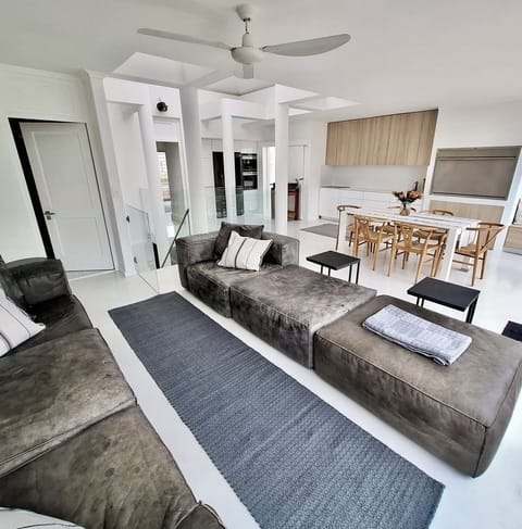 Top floor lounge, dining, kitchenette, guest toilet, barbecue & balcony.