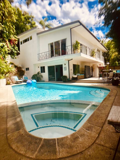 Your own tropical private pool and jacuzzi, 2nd bedroom upstairs back of house