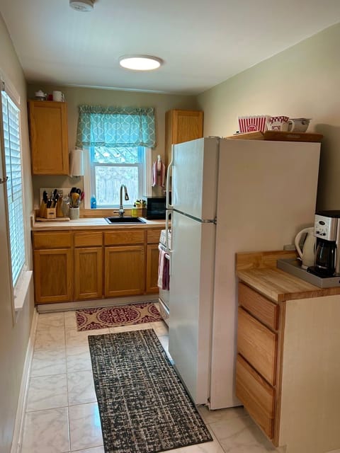 Full-size fridge, microwave, oven, stovetop