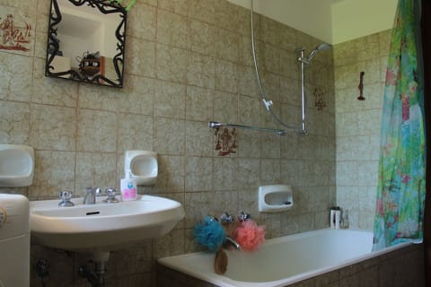 Combined shower/tub, hair dryer, towels, soap