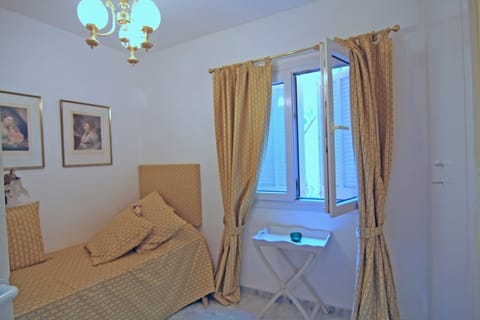 2 bedrooms, in-room safe, desk, iron/ironing board