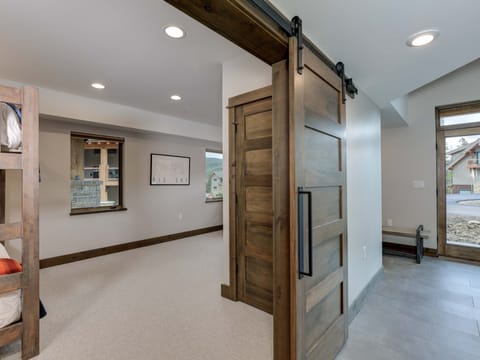 Homestead Chalet 12 Claim Jumper, Entry, 2