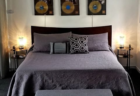 King memory foam bed with touch lighting