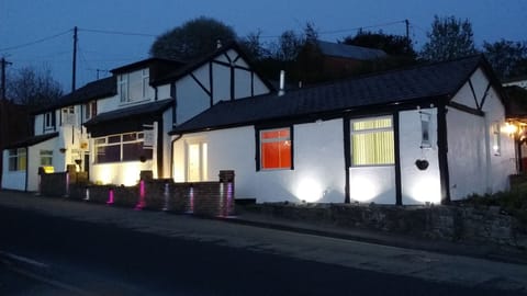 Welsh Row House, front view by night.