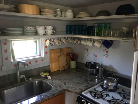 Fridge, oven, stovetop, coffee/tea maker