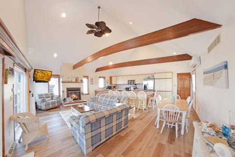 Great room overloaking the beach and Delaware Bay