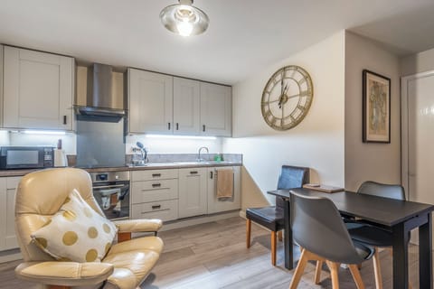 The kitchen and dinning area