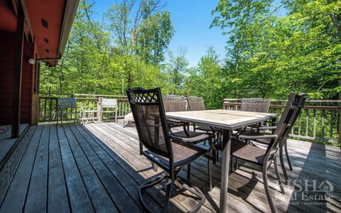 "Fountain Cottage" offers a large deck to enjoy your afternoon at Lake Mokoma House in Laporte