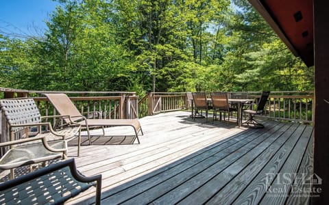 "Fountain Cottage" offers a large deck to enjoy your afternoon at Lake Mokoma House in Laporte